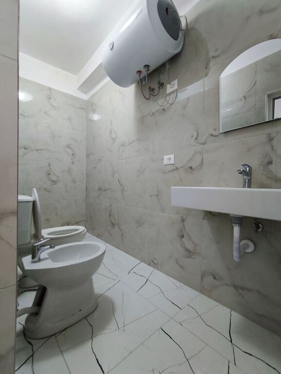 🏡 Apartament 1+1 me pamje deti &amp; porti – Stacioni i Trenit, Durrës