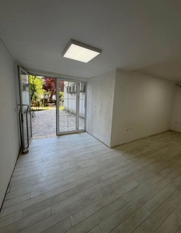 AMBIENT BIZNESI 100M ME QERA - 21-DHJETORI TIRANE