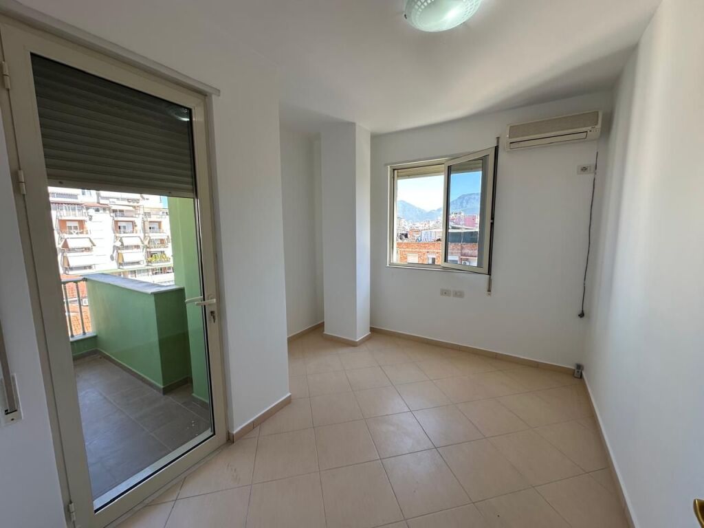 🏢Rruga e Elbasanit,jepet me qera apartament3+1+2+post parkimi ,pjeserisht i mobiluar 1,000Euro (Bruto)