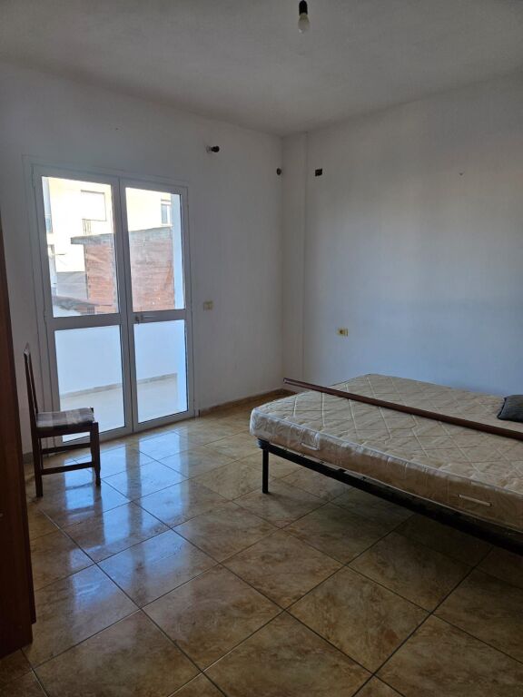 Apartament i bollshëm 3+1 me qira – Zonë e qetë, Ura e Dajlanit