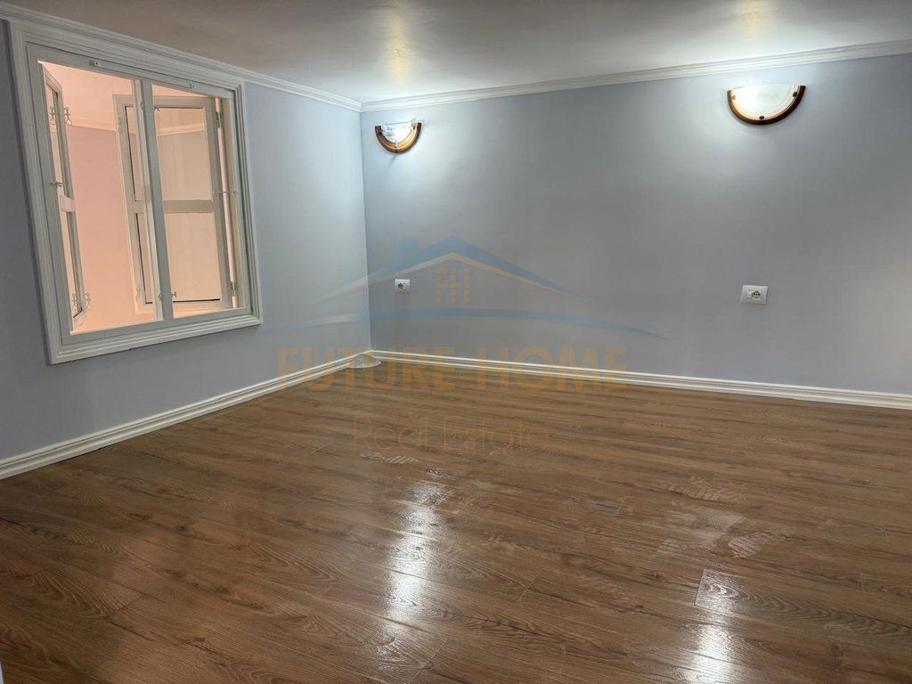 Shitet,Duplex, Rruga "Shefqet Kuka", Fresk​