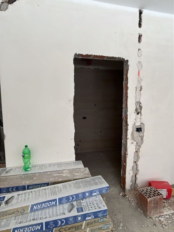 Shitet apartament 1+1 – Kompleksi Xheluks, Rruga e Elbasanit !