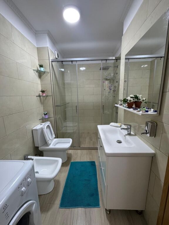 Shitet Apartament 1+1