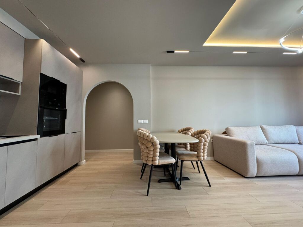 Komuna e Parisit  tek Lulishtja 2+1+2 / 99 m2