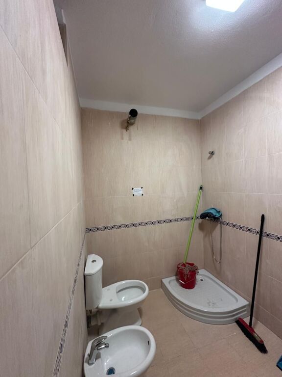 🏢Tek Shkolla e Mesme “Ismail Qemali” jepet me qera apartament 3+1+2,i mobiluar.1,400Euro (i diskutueshem)