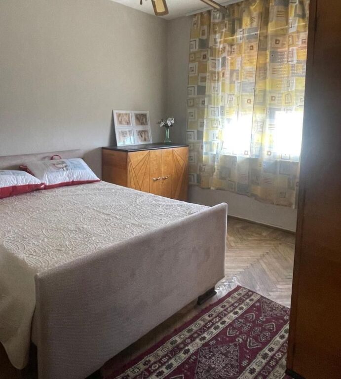 Jepet me qera Apartamenti 1+1+kuzhine ne vete, rruga Ferit Xhajko prane ish Restorant Durresi 450 Mije leke