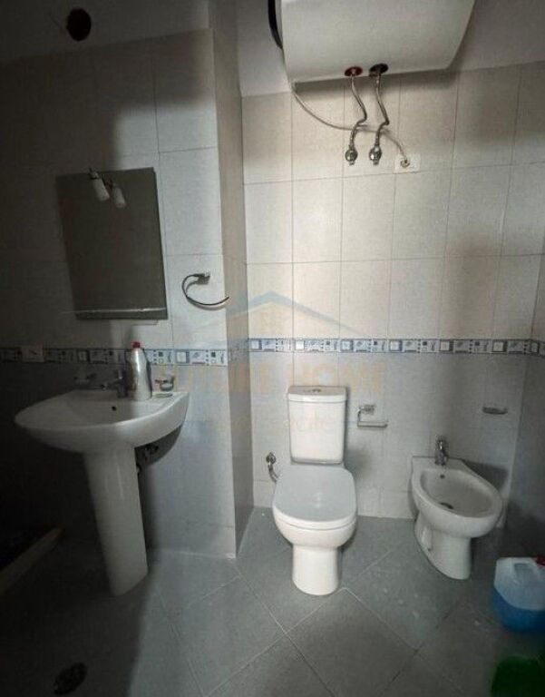 Shitet, apartament 2+1+2, Rruga "Shefqet Kuka" Fresku