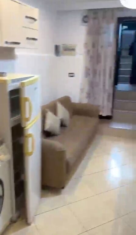 Garsoniere/Bodrum me qera ne Bllok , kafe Roma 26,000 leke   