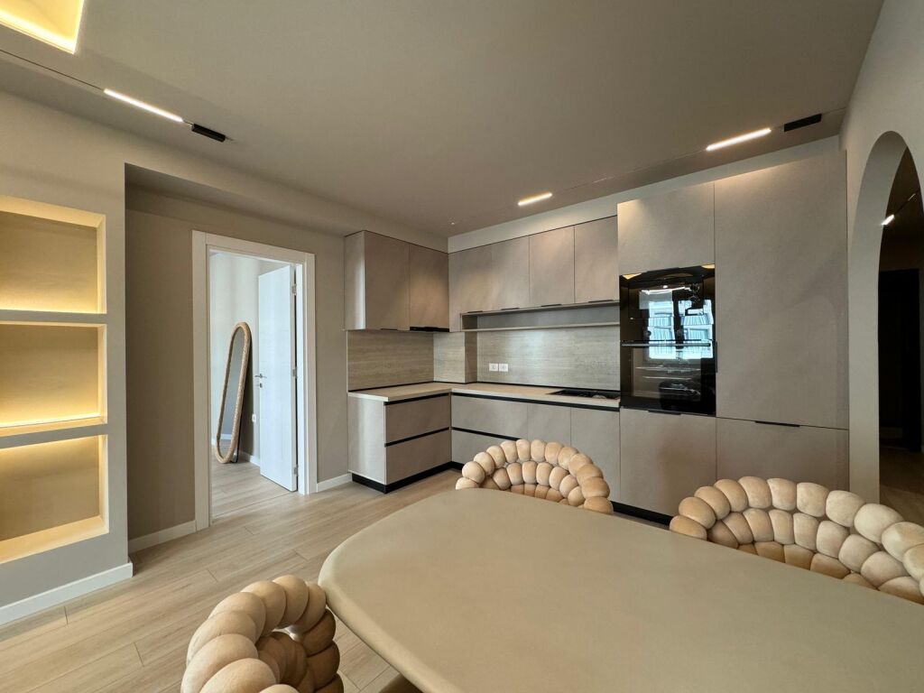 Komuna e Parisit  tek Lulishtja 2+1+2 / 99 m2