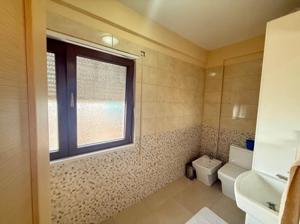 SHITET Apartament modern 3+1+2 me 2 poste parkimi, verandë, tarracë dhe depo – Kopshti Botanik 🌿, Tirane