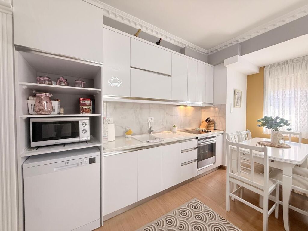 APARTAMENT 1+1 NË SHITJE – LUNGOMARE, VLORË