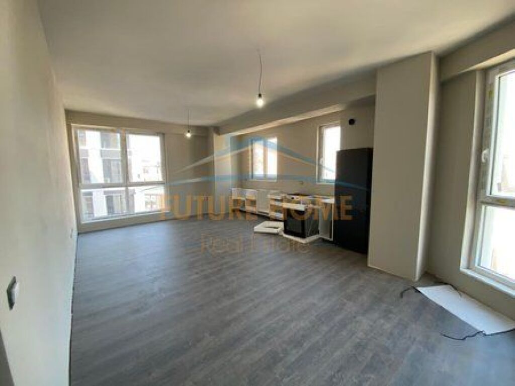 Shitet, Apartament 3+1+2, Komuna e Parisit, Tiranë.