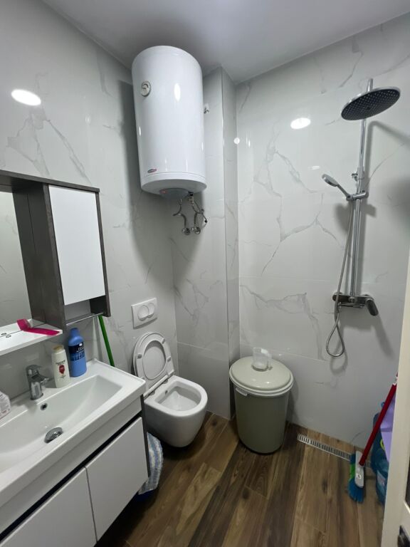 Shitet Garzoniere  shkembi kavajes