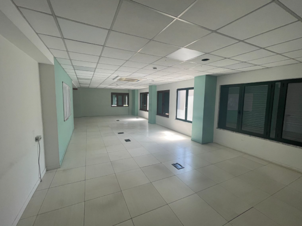 JEPET ME QIRA NJËSI KOMERCIALE – Përballë Delijorgjit