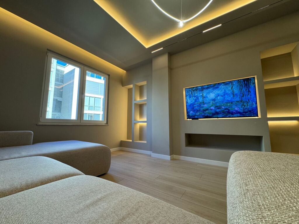 Komuna e Parisit  tek Lulishtja 2+1+2 / 99 m2