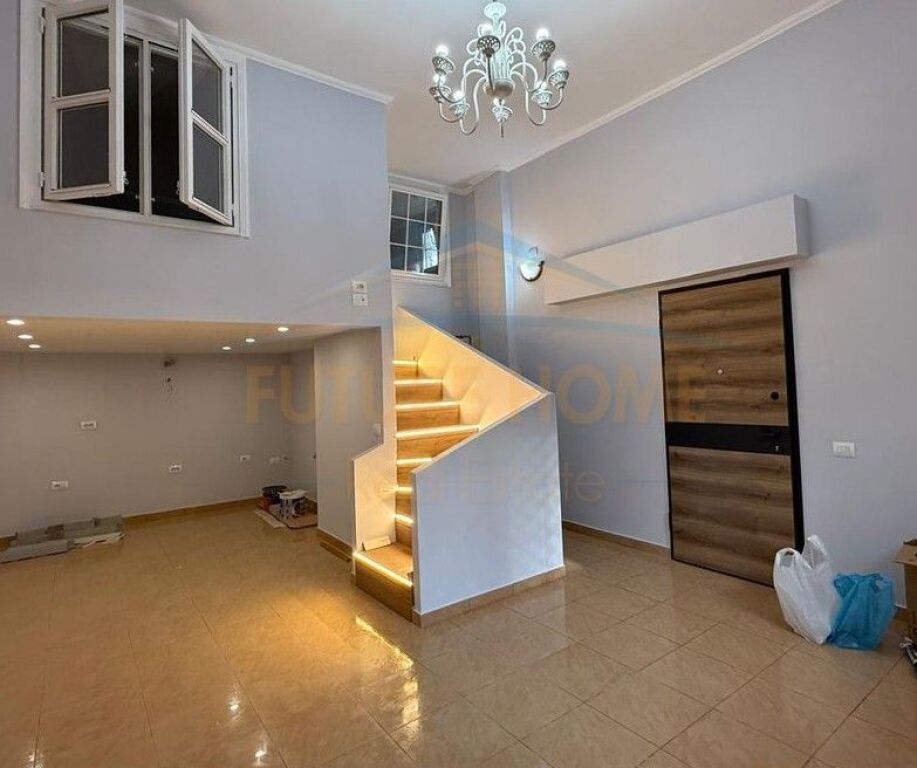 Shitet,Duplex, Rruga "Shefqet Kuka", Fresk​