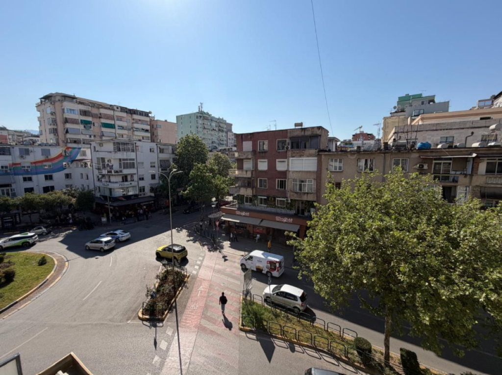 JEPET ME QIRA AMBIENT PËR ZYRA – Sheshi Wilson