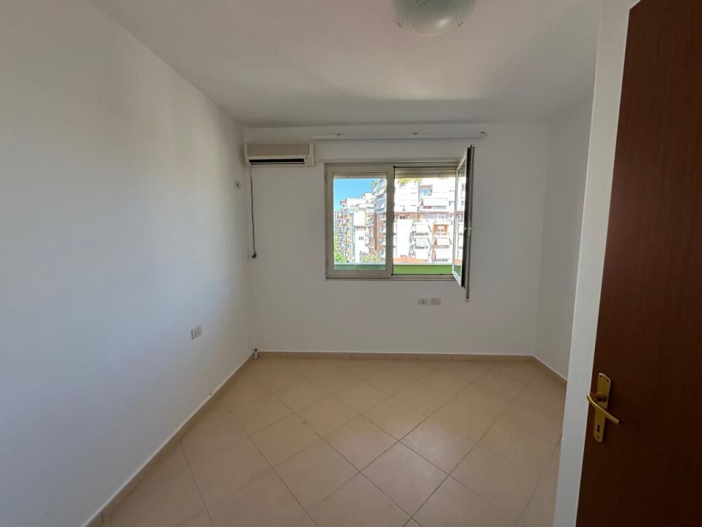 🏢Rruga e Elbasanit,jepet me qera apartament3+1+2+post parkimi ,pjeserisht i mobiluar 1,000Euro (Bruto)