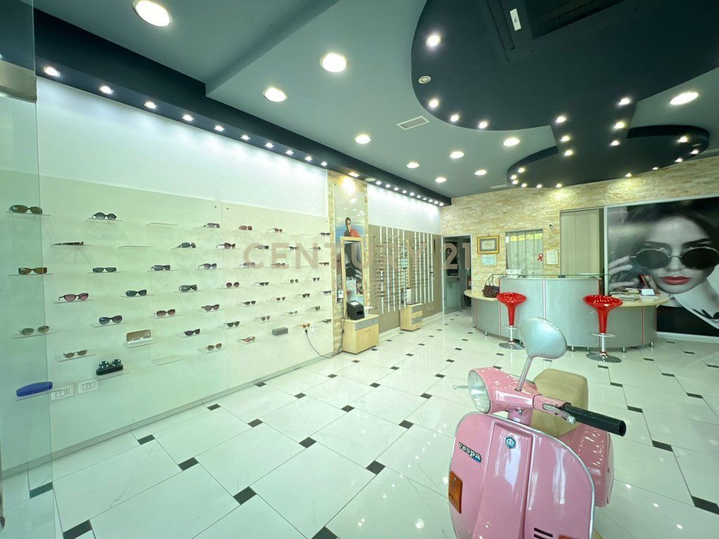 Ambjent Komercial me Qira i pozicionuar pranë Kopshtit Zoologjik.