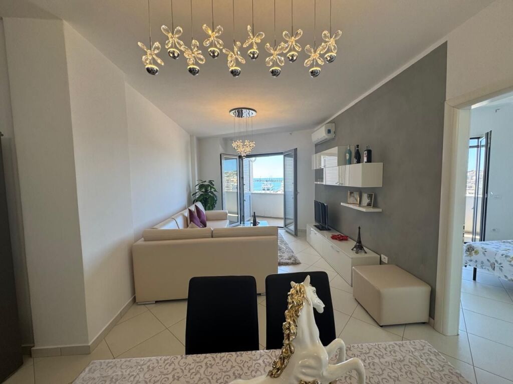 Shitet apartament 2+1+  1garazhd ,me pamje fantastike nga deti