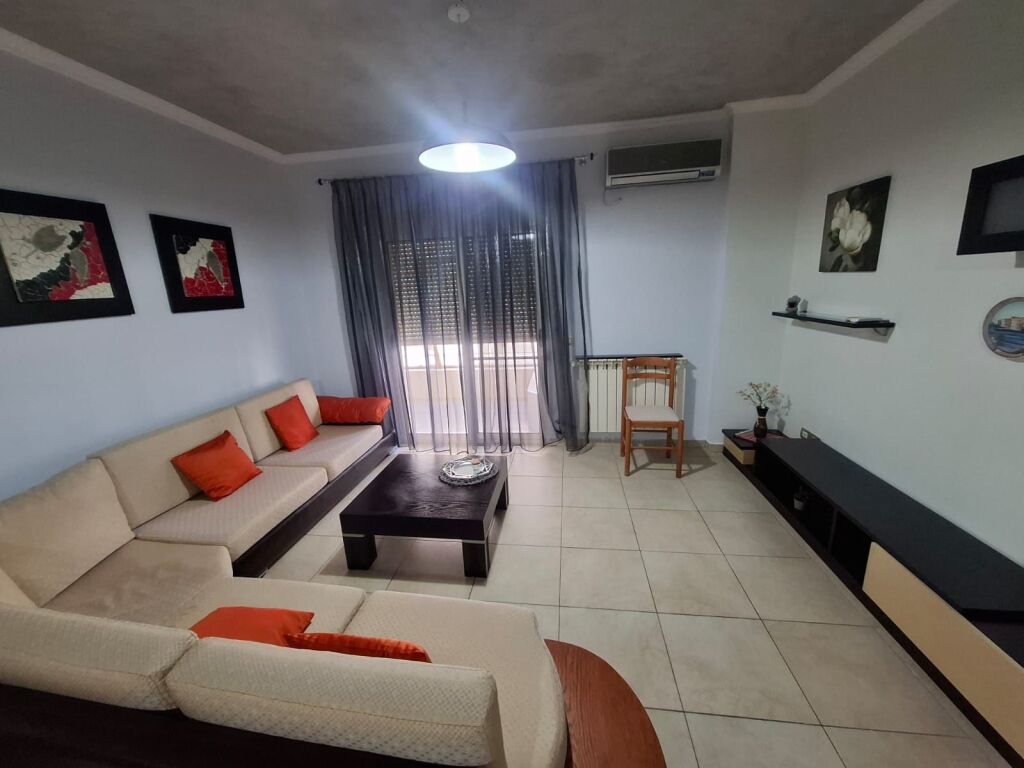Jepet me Qera Apartament 2+1+2 Ne Plazh Hekurudha