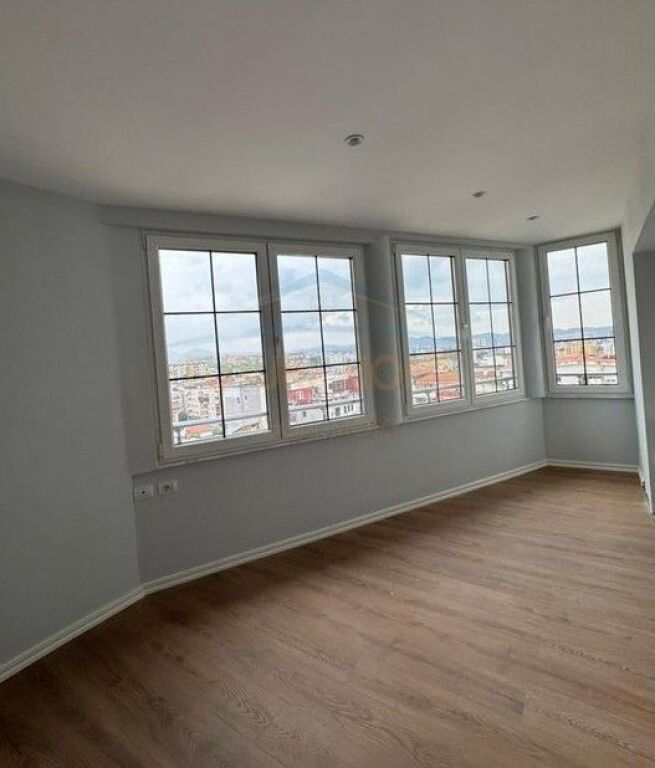 Shitet, apartament 2+1+2, Rruga "Shefqet Kuka" Fresku