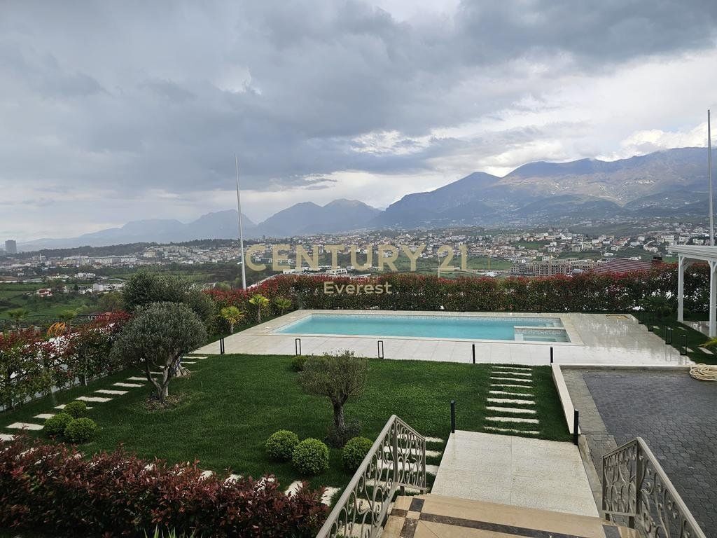 MJULL-BATHORE – Vilë 3-katëshe me pishinë për qira