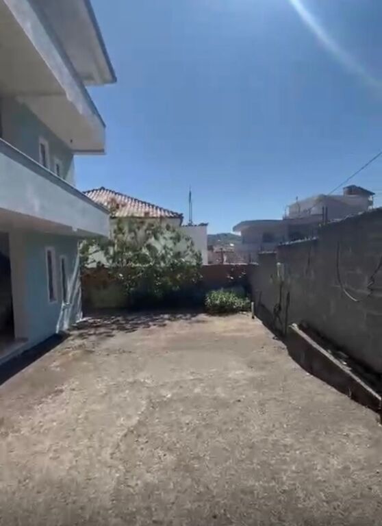 Shitet vile 3 kateshe sauku i vjeter , 417m2 ndertim 300m2 truall