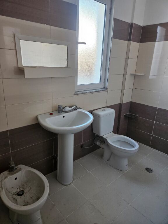 Apartament i bollshëm 3+1 me qira – Zonë e qetë, Ura e Dajlanit