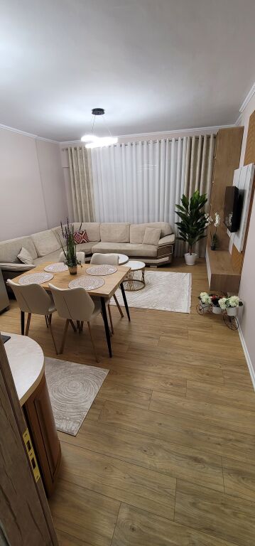 Jept me qira 2+1+2 , kristal center komuna a e parisit