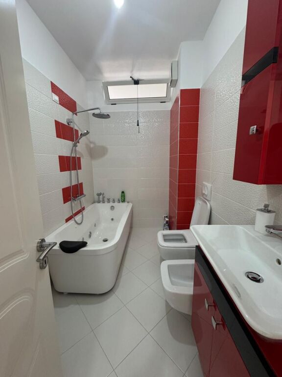 Shitet apartament 2+1+  1garazhd ,me pamje fantastike nga deti