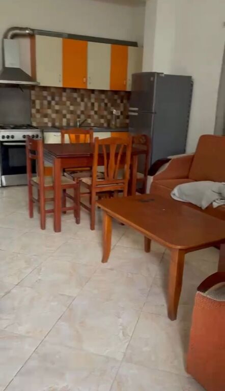 Kodra e Diellit, vicino all'autostrada, appartamento 1+1 in affitto 30.000 leke   