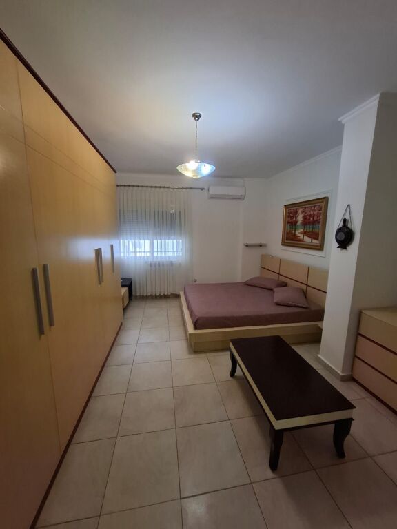 Jepet me Qera Apartament 2+1+2 Ne Plazh Hekurudha