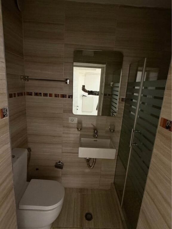 AMBIENT BIZNESI 100M ME QERA - 21-DHJETORI TIRANE