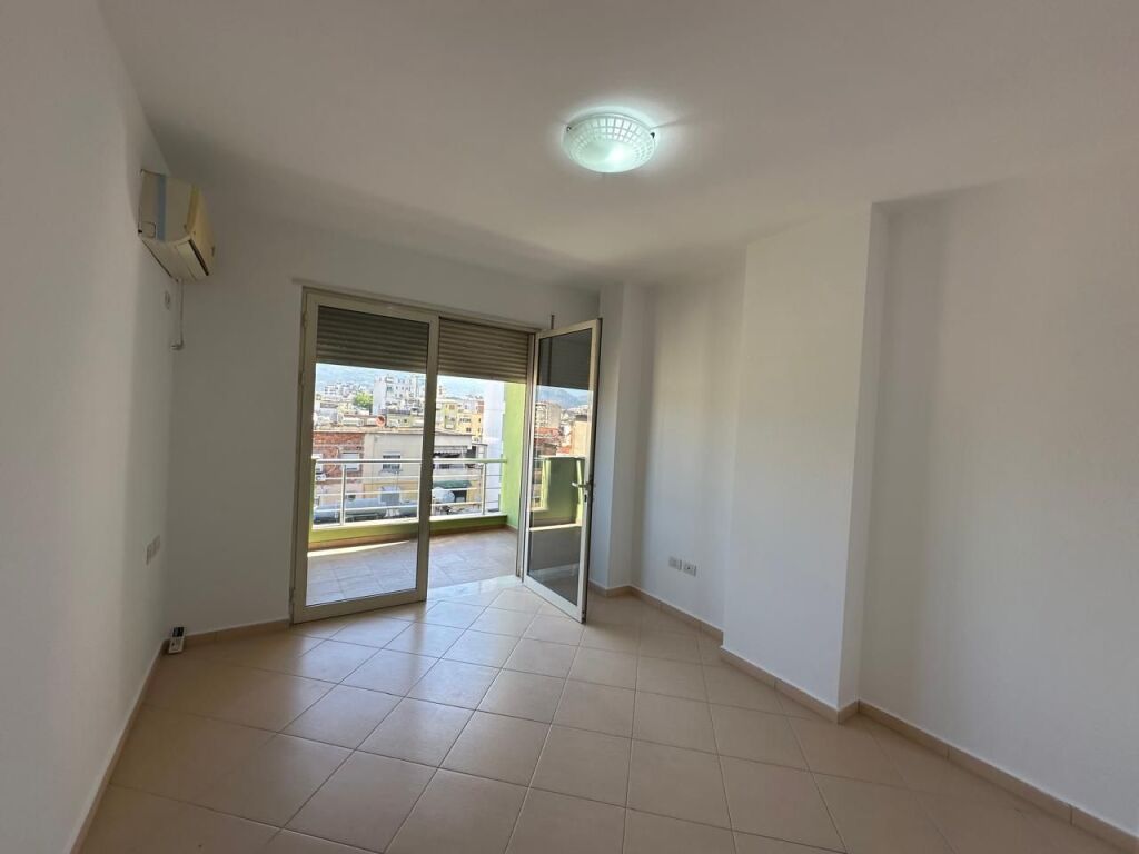 🏢Rruga e Elbasanit,jepet me qera apartament3+1+2+post parkimi ,pjeserisht i mobiluar 1,000Euro (Bruto)