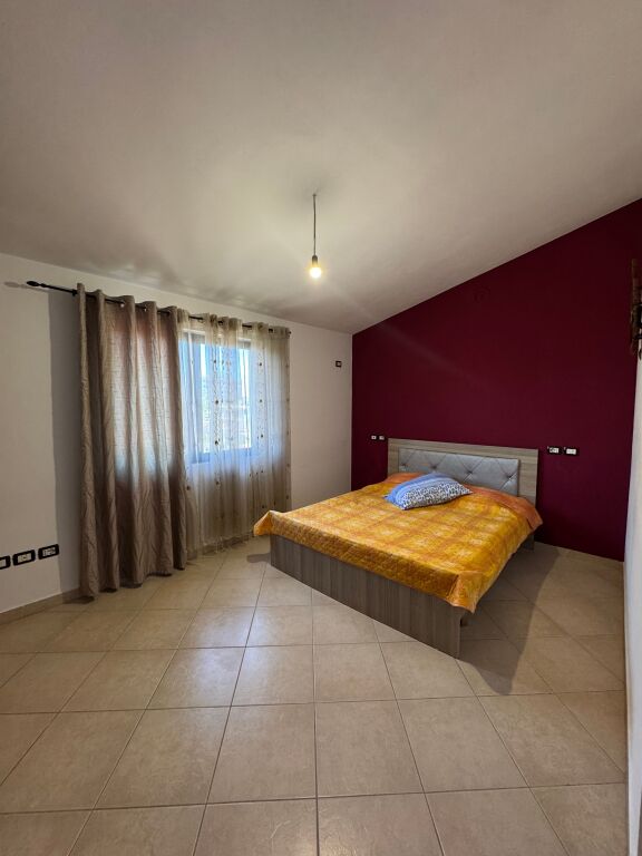 Jepet me Qira hyrje ne shtepi private