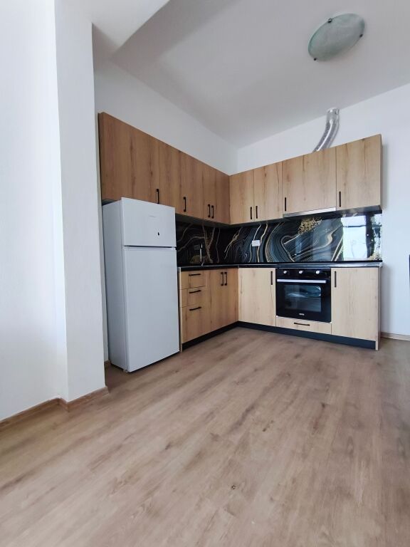 🏡 Apartament 1+1 me pamje deti &amp; porti – Stacioni i Trenit, Durrës