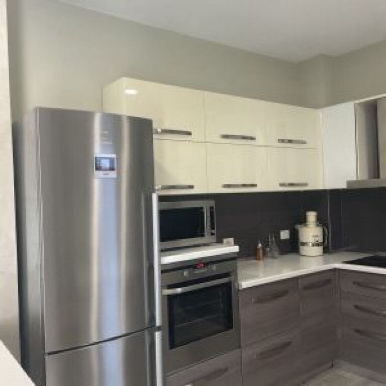 Jepet me qera 2+1 apartament Komuna E Parisit .