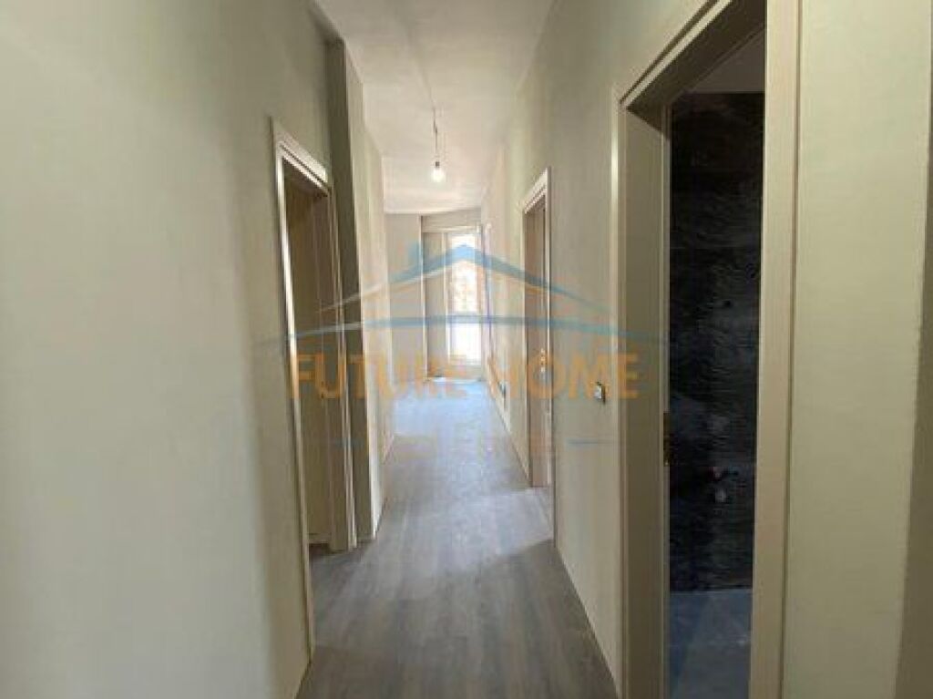 Shitet, Apartament 3+1+2, Komuna e Parisit, Tiranë.