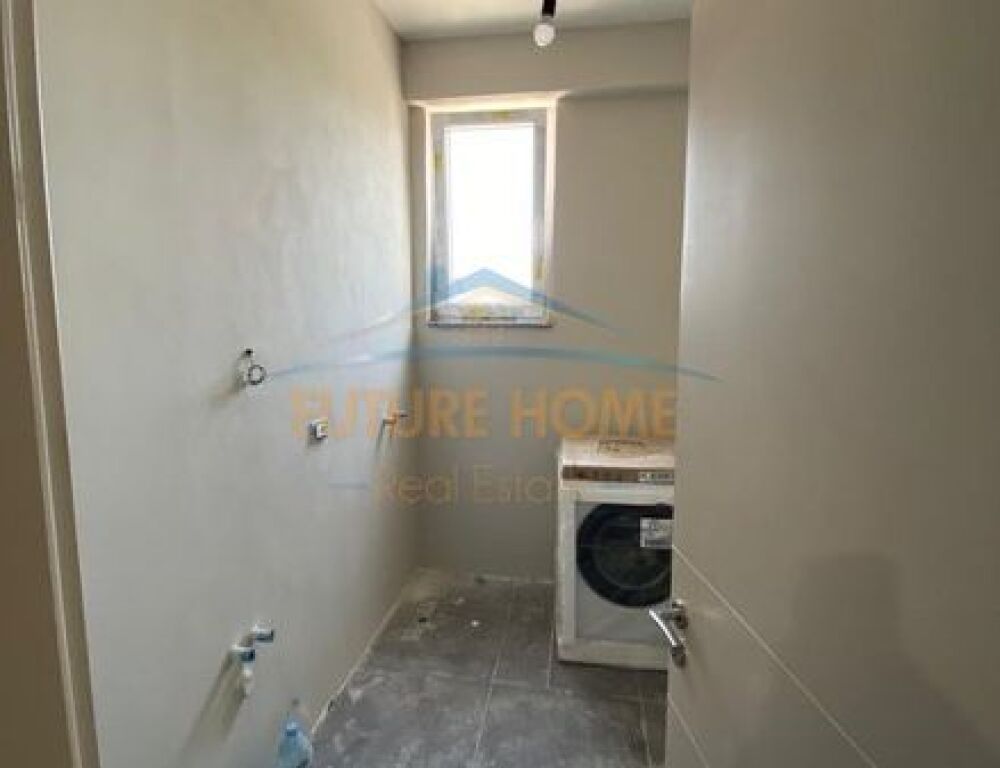 Shitet, Apartament 3+1+2, Komuna e Parisit, Tiranë.