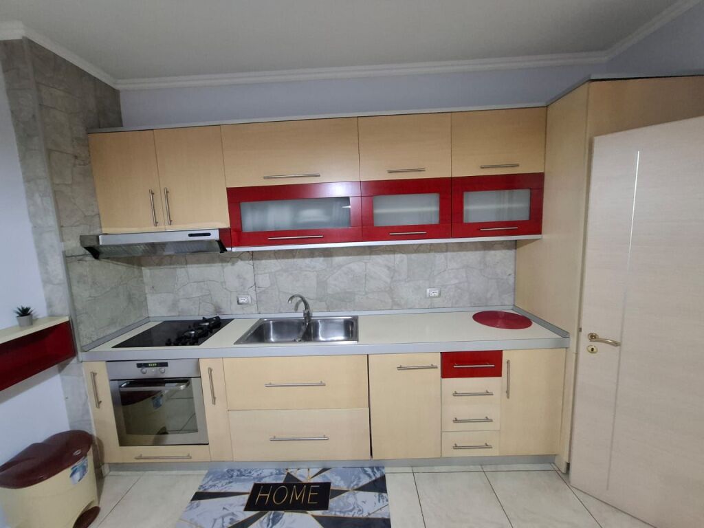 Jepet me Qera Apartament 2+1+2 Ne Plazh Hekurudha