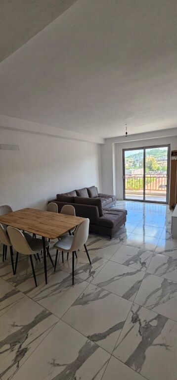 Jepet apartament me qira