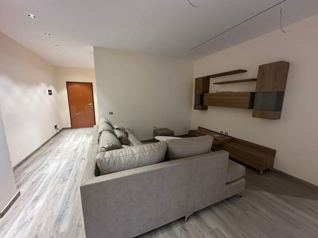 🏢Tek Shkolla e Mesme “Ismail Qemali” jepet me qera apartament 3+1+2,i mobiluar.1,400Euro (i diskutueshem)