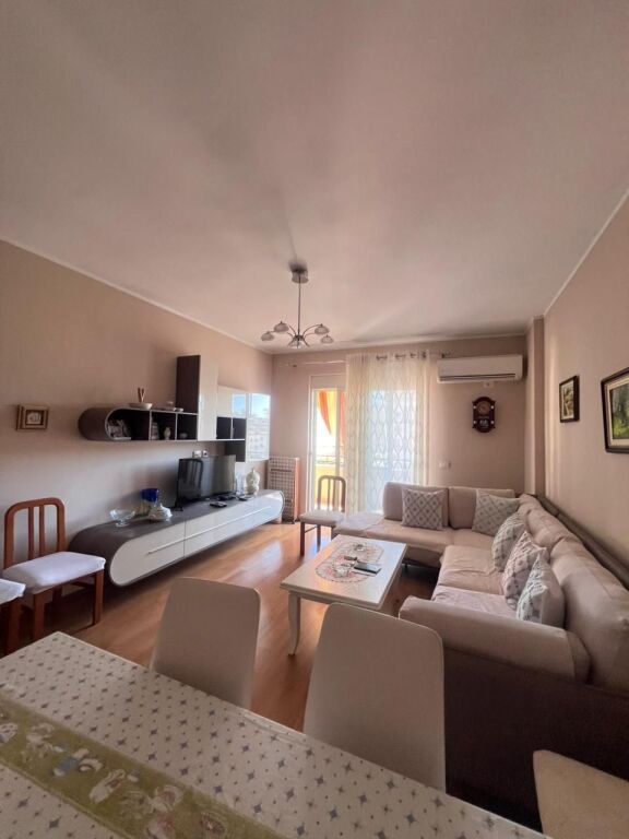 JEPET ME QERA APARTAMENT 2+1+2 PRANE MARKET KAZAZI, DURRES