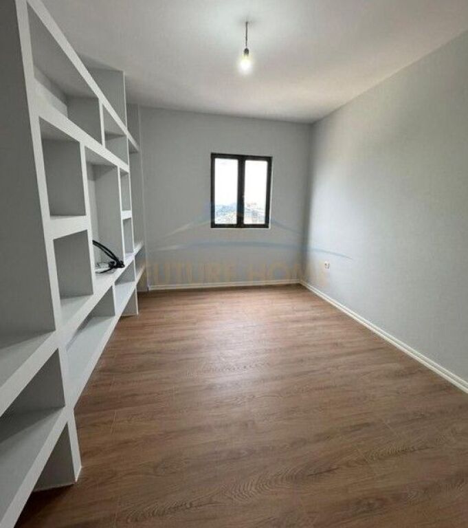 Shitet, apartament 2+1+2, Rruga "Shefqet Kuka" Fresku