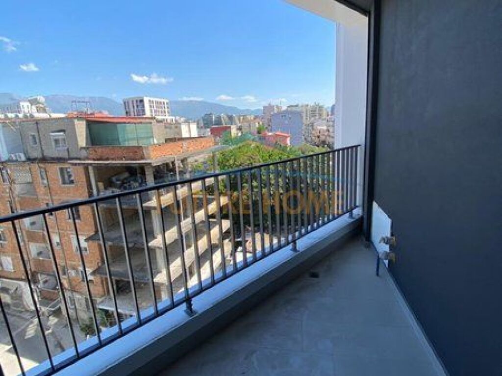 Shitet, Apartament 3+1+2, Komuna e Parisit, Tiranë.