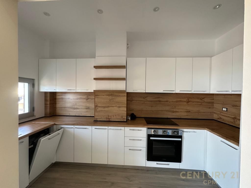 Affitto, Appartamento 3+1+2 Vicino al Liceo Ismail Qemali