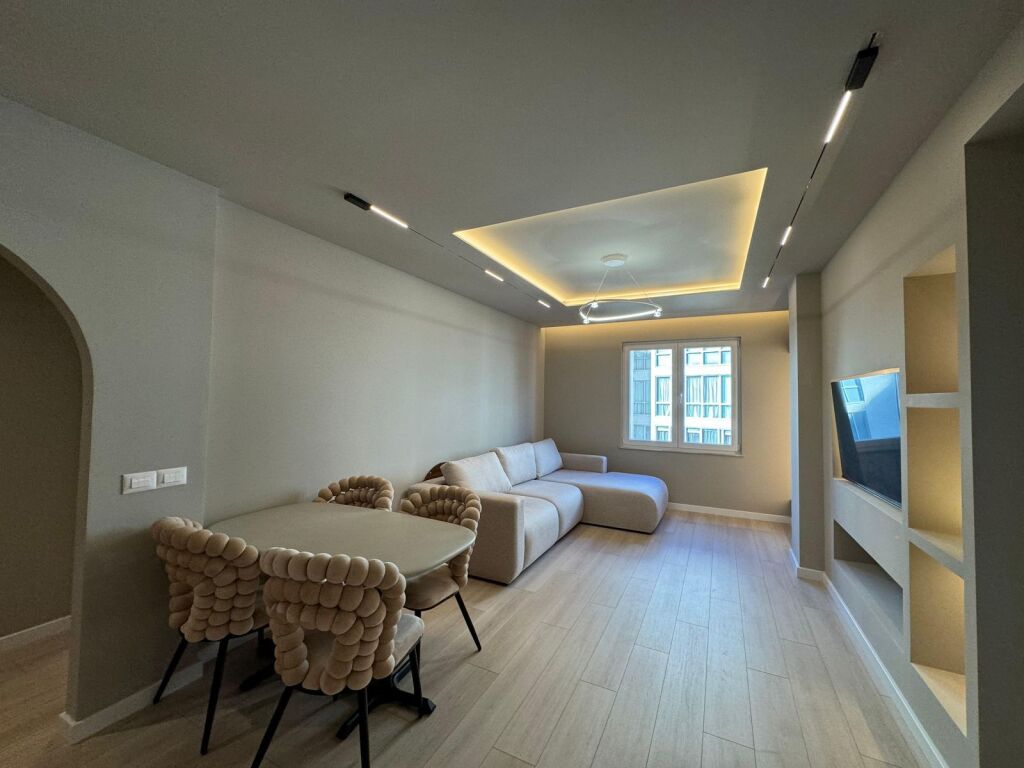 Komuna e Parisit  tek Lulishtja 2+1+2 / 99 m2