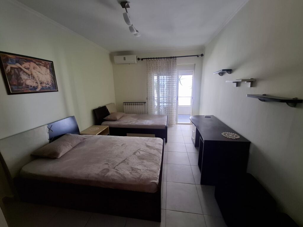 Jepet me Qera Apartament 2+1+2 Ne Plazh Hekurudha