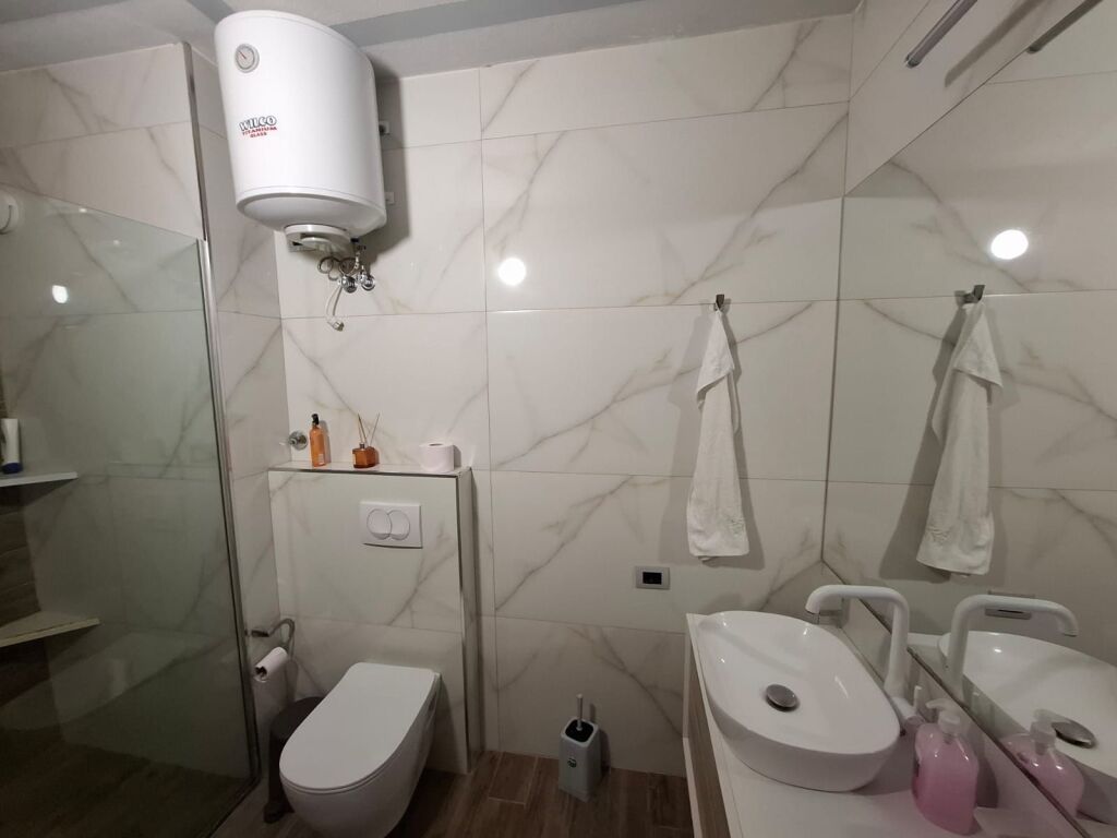 Jepet me Qera Apartament 1+1 Ne Plazh Hekurudha